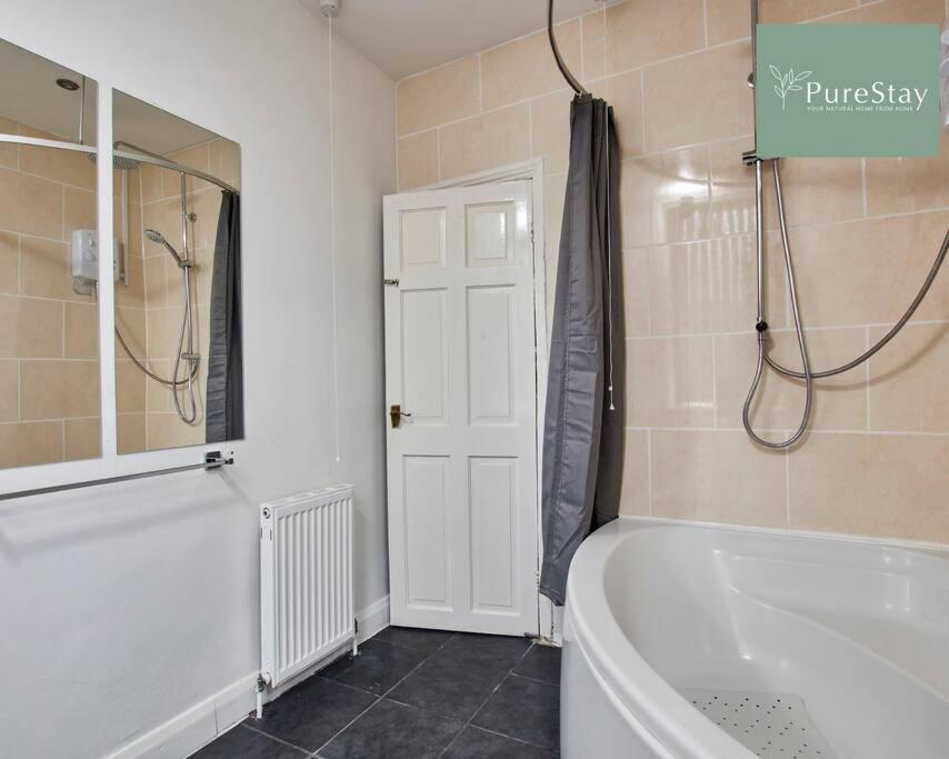 Perfect Contractor House In Leeds With 6 Beds By Purestay- Min 7 Nights! Leeds (West Yorkshire)